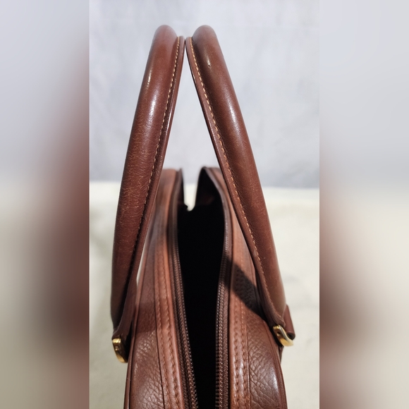 Gucci Square Boston handbag. Minor tarnishing on hardware. Wear under handles - Picture 13 of 16